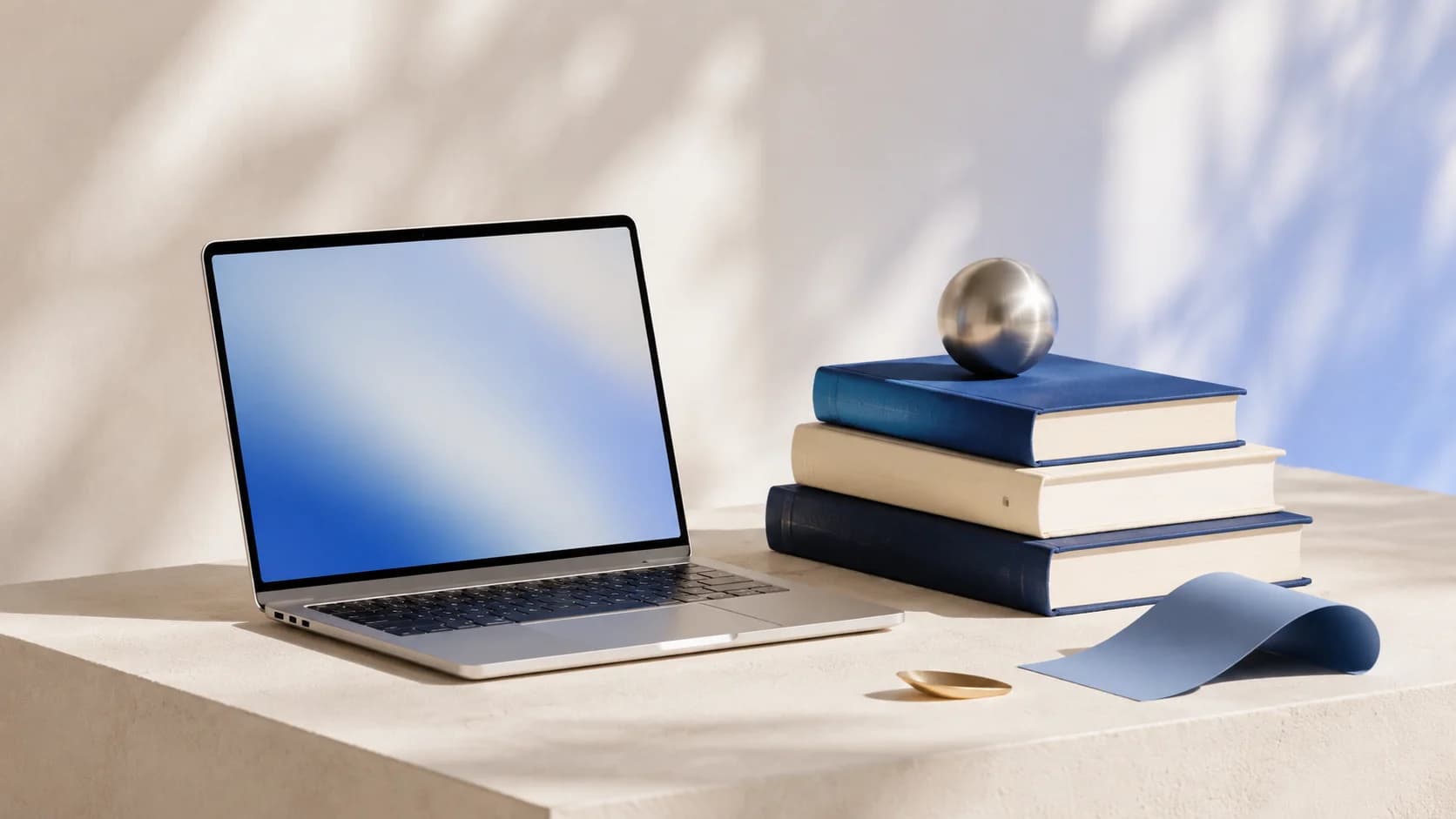 Libros y un portátil en una composición que une conocimiento y tecnología